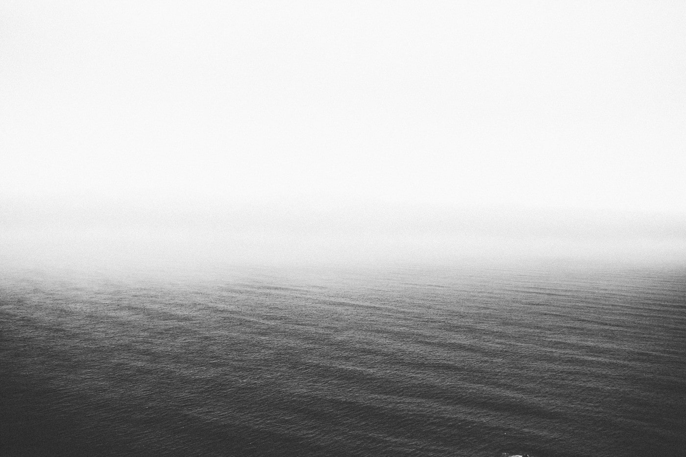 imagem de capa - fundo sóbrio de um mar calmo em preto e branco