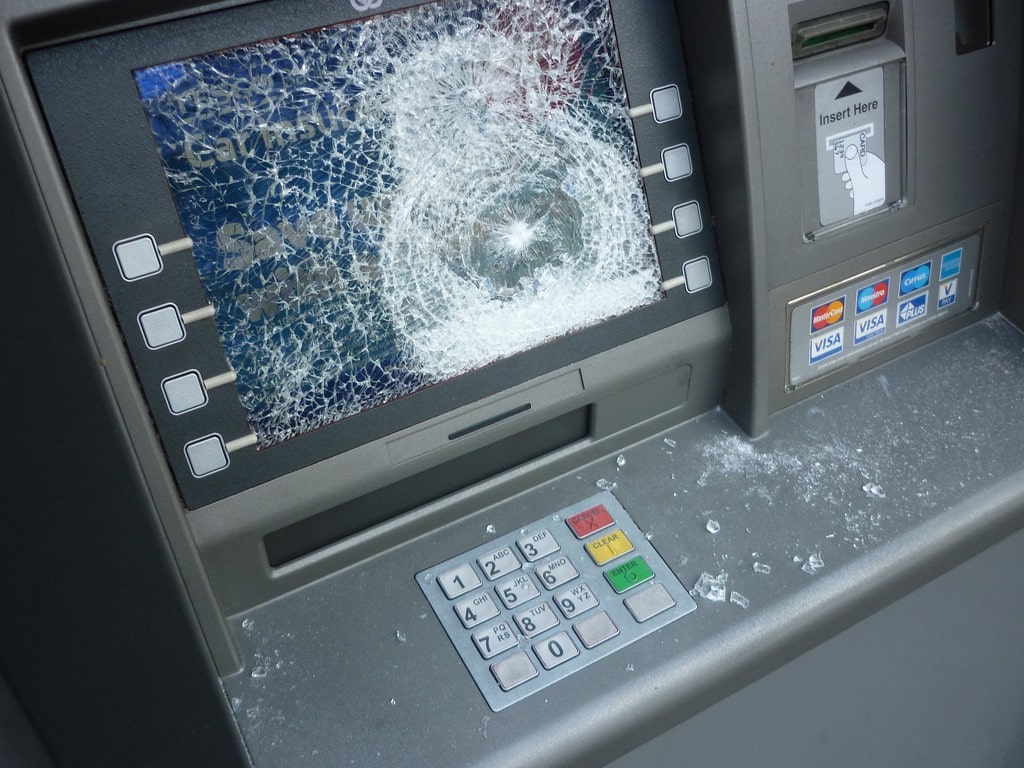 imagem de um caixa eletrônico depois de um disparo de arma de fogo