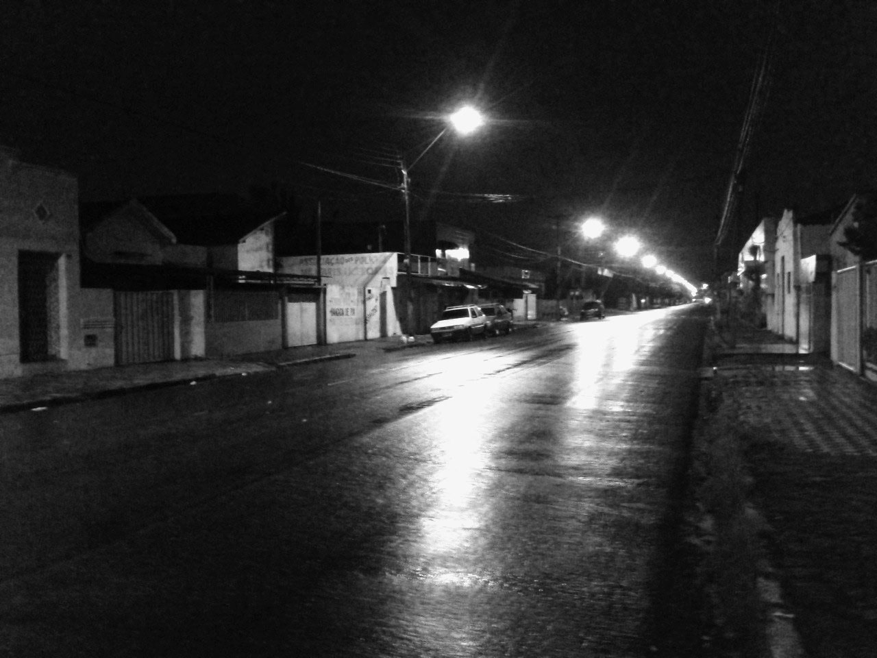 capa - a madrugada não é para noobs foto em preto e branco da rua primeiro de maio, em jaguaribe